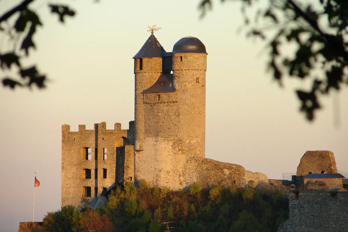Die Türme von Burg Greifenstein über dem bewaldeten Hang